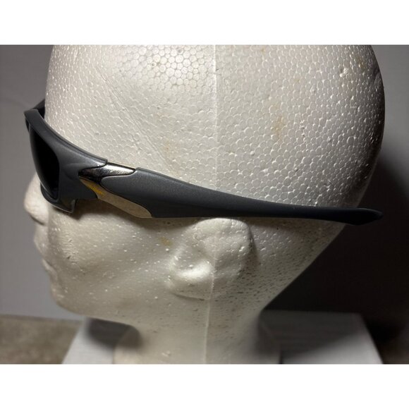 Stylish Gray Sunglasses - Picture 6 of 9